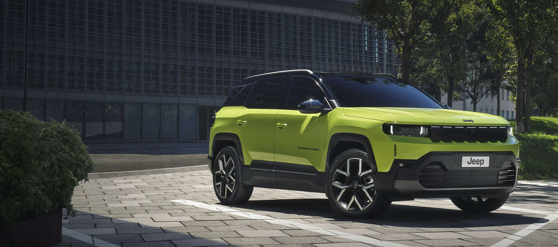 Jeep Compass e-Hybrid на галявині у сосновому лісі