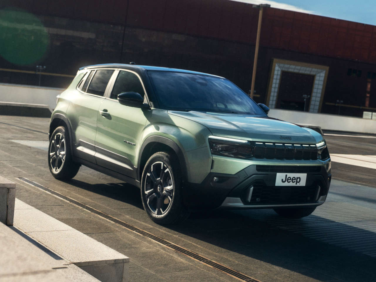 Jeep Avenger зеленого кольору з переднім бампером нової конструкції