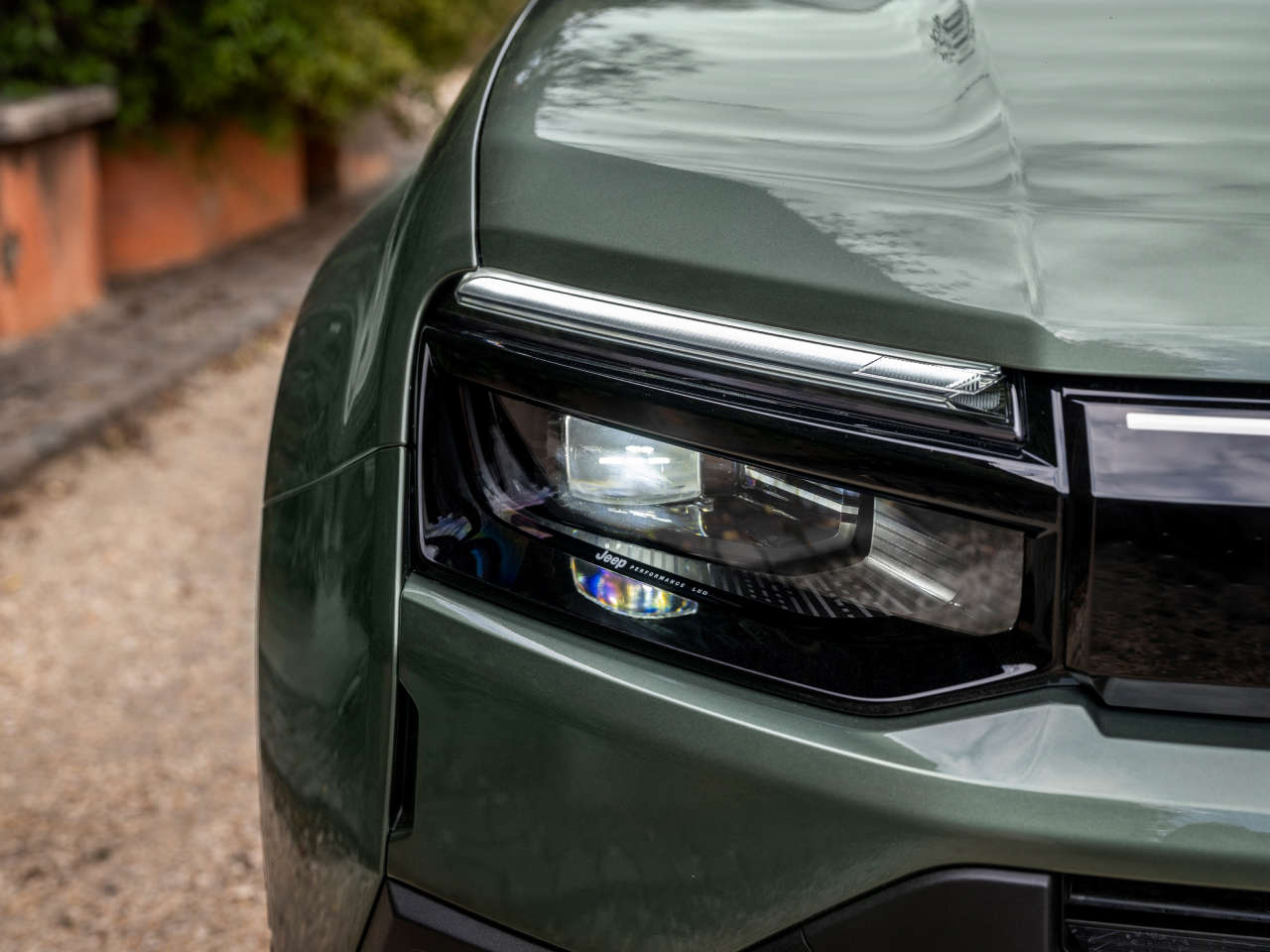 Jeep Avenger зеленого кольору, вигляд спереду, передня фара