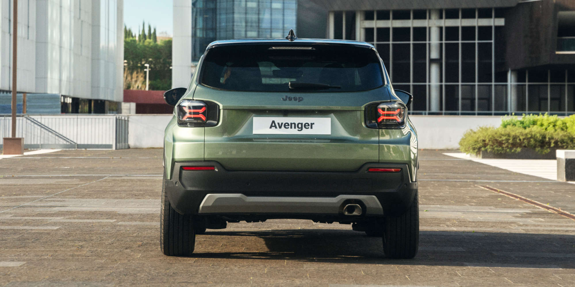 Jeep Avenger зеленого кольору, вигляд ззаду, задні ліхтарі