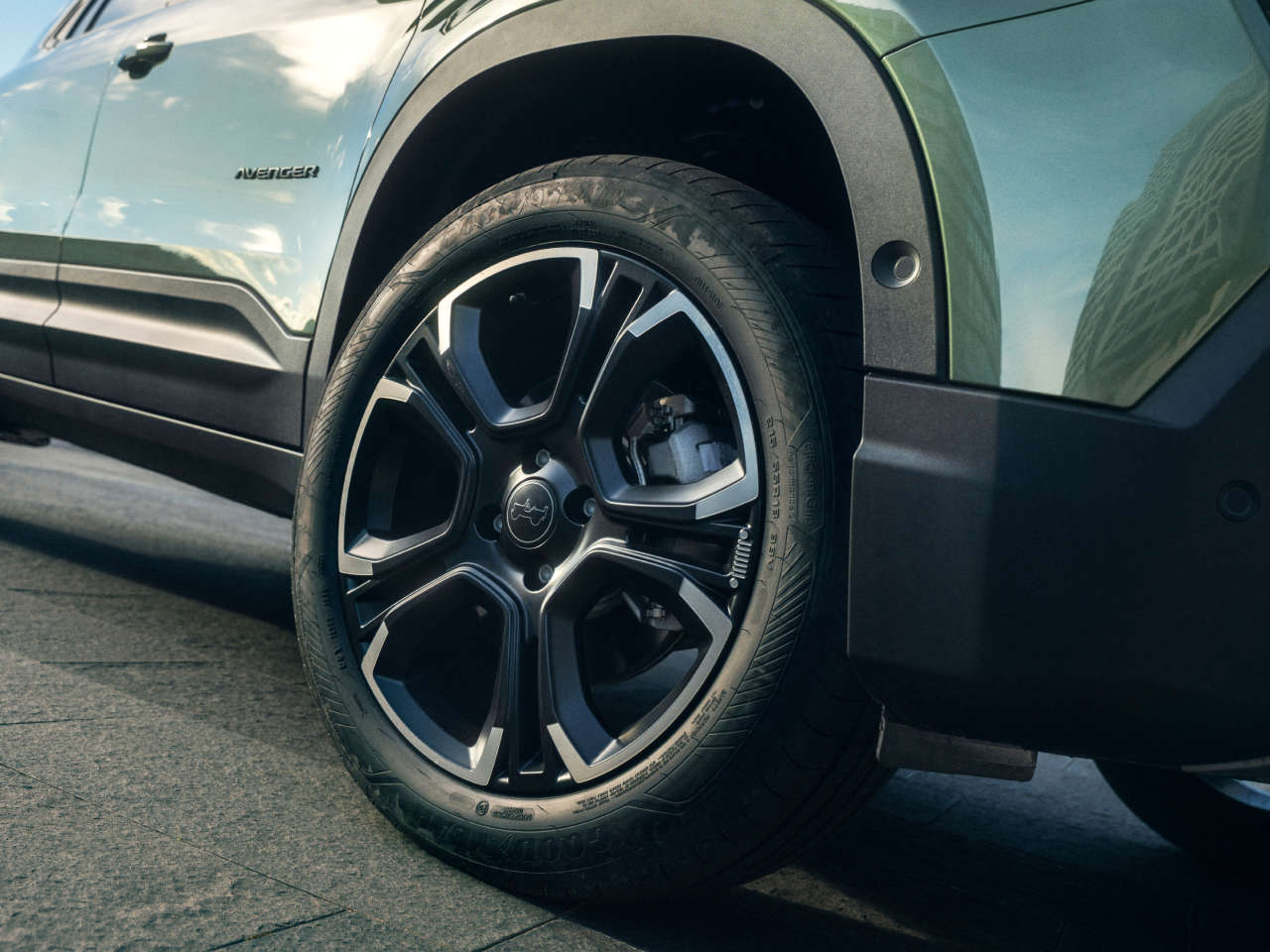 Jeep Avenger зеленого кольору, переднє праве колесо