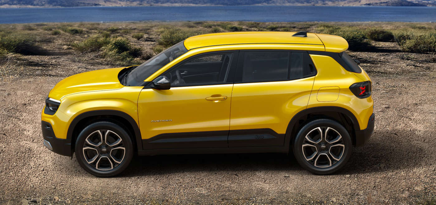 Jeep Avenger на скелястій дорозі біля озера в горах