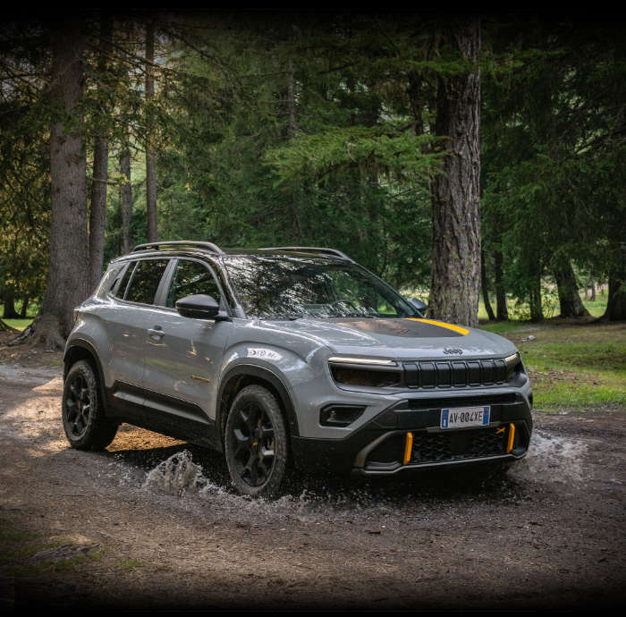 eep Avenger 4xe The North Face, вигляд спереду з правого боку у лісі