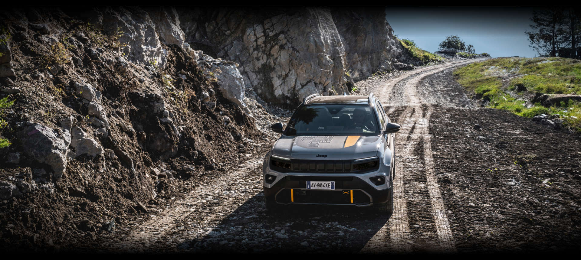 Jeep Avenger 4xe The North Face, вигляд спереду на гірській дорозі