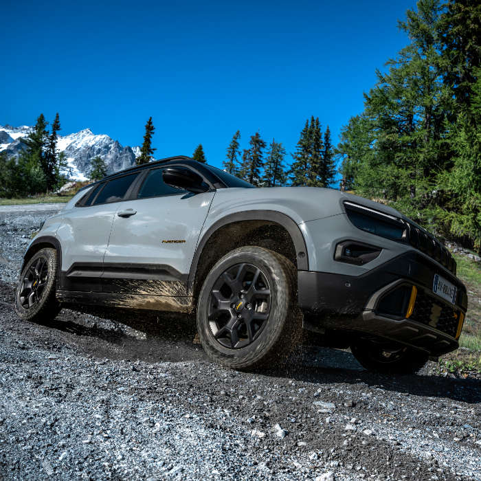 Jeep Avenger 4xe The North Face на слизькій дорозі в горах