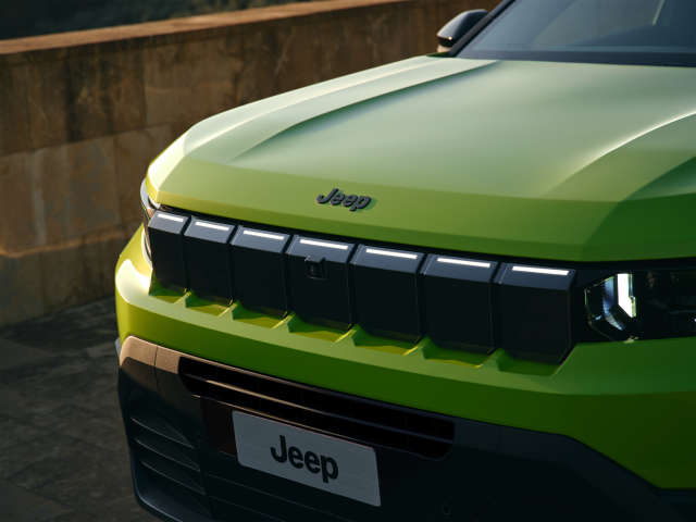 Jeep Compass яскраво-зеленого кольору, радіаторна решітка