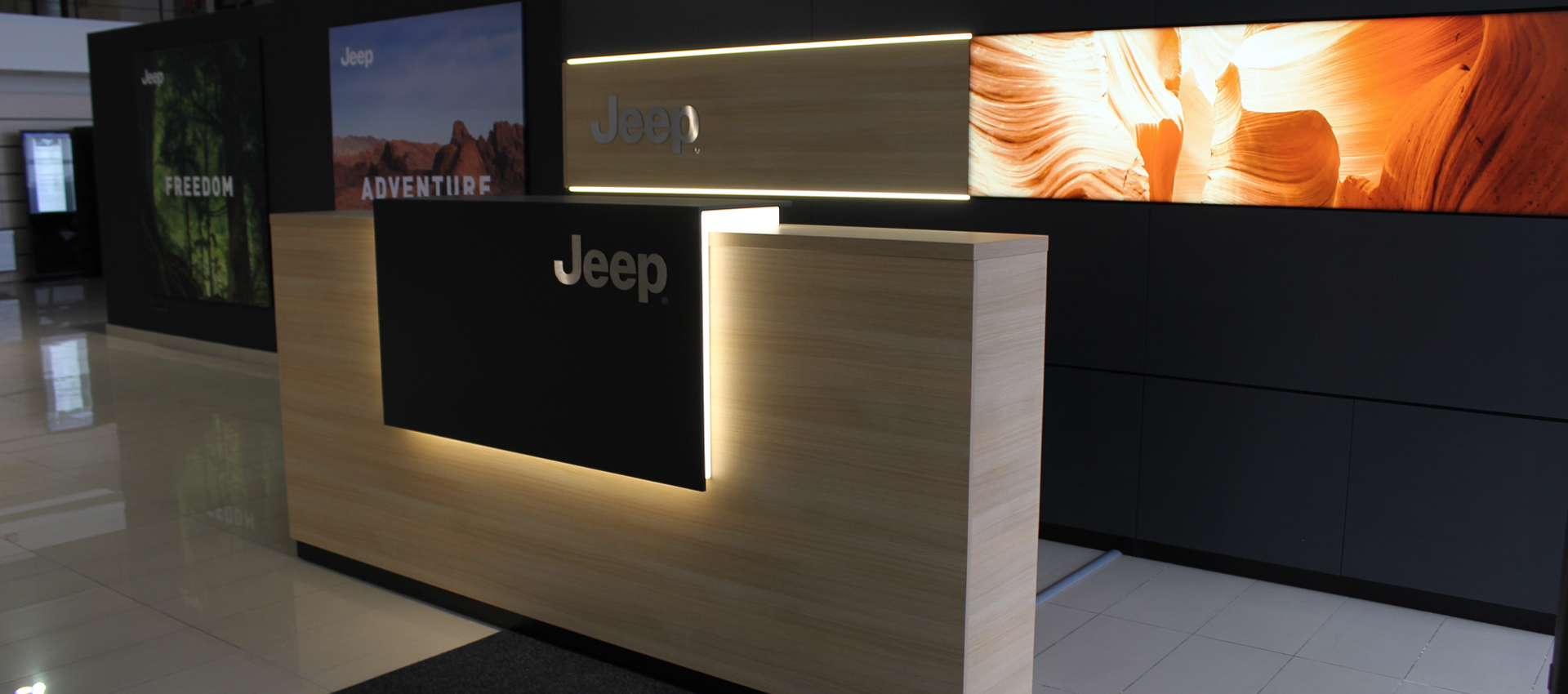 Автосалон Jeep, зовнішній вигляд