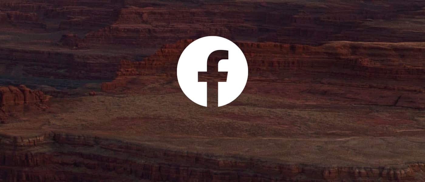 Знимок неба з логотипом Facebook