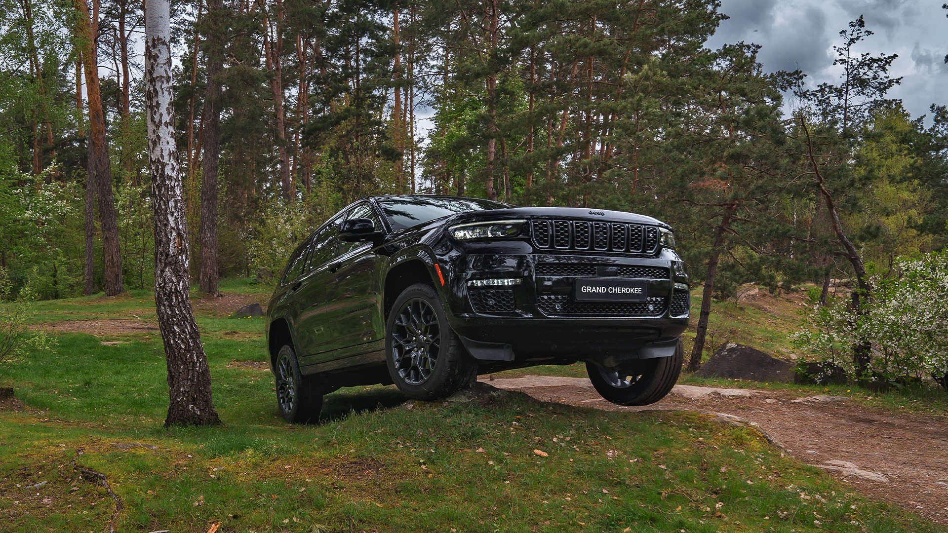 Jeep Grand Cherokee Summit Reserve L, вигляд спереду з правого боку
