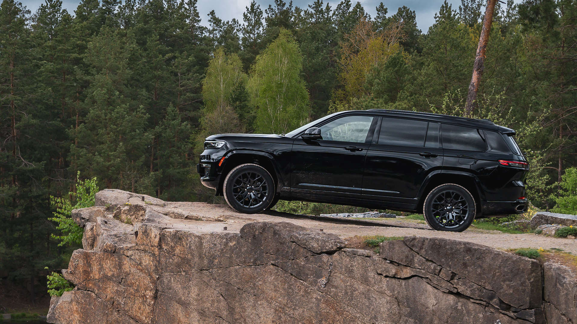 Jeep Grand Cherokee Summit Reserve L, вигляд з лівого боку