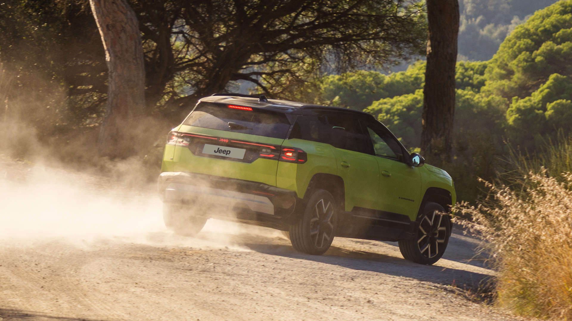 Новий Jeep Compass, вигляд ззаду з правого боку